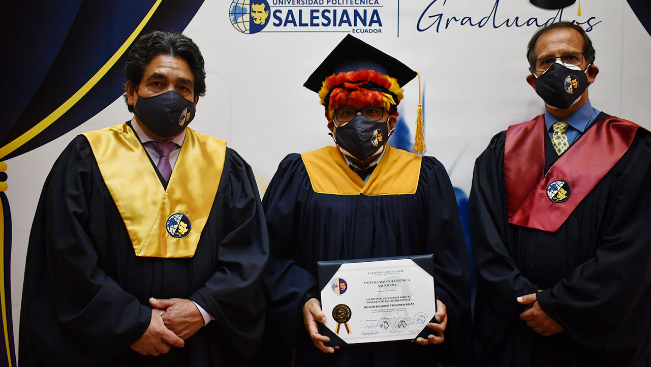 Nelson Tsukanka Bajay (c) de nacionalidad Shuar se graduó de la carrera en Gestión para el Desarrollo Local Sostenible