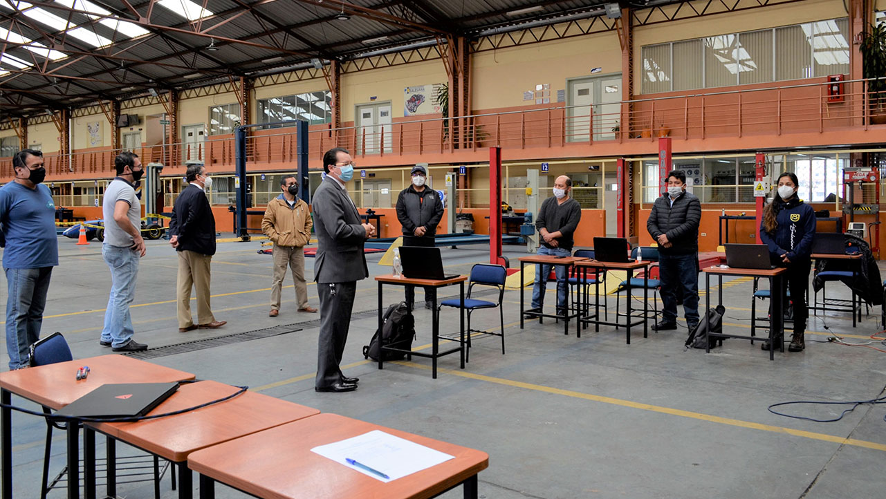 El P. Juan Cárdenas, Rector de la UPS, dialogando con los docentes que se capacitan