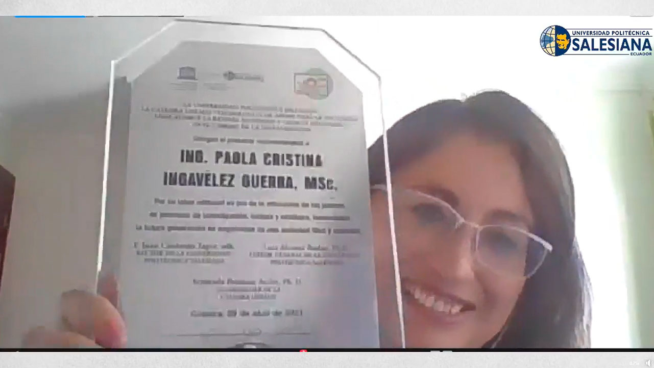 Paola Ingavélez, docente de la UPS recibe un reconocimiento por su labor en pro de la investigación, lectura y escritura