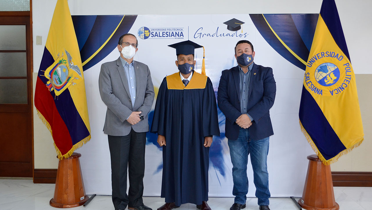 Luis Jimpikit Wisun Tanchim, graduado de la carrera de Pedagogía