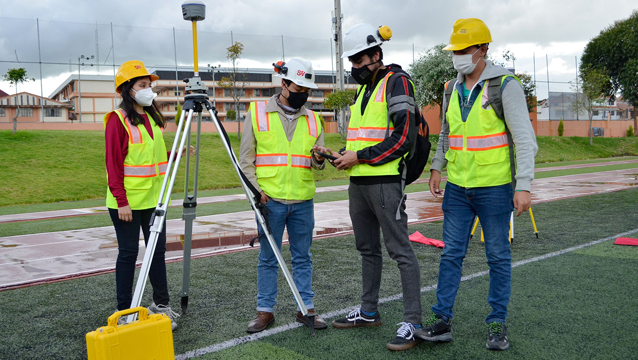 Estudiante en la práctica con el GPS diferencial