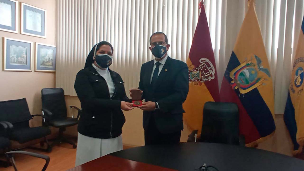 (de izq.) Hermana Mariana García y Fernando Moscoso durante la entrega de un presente