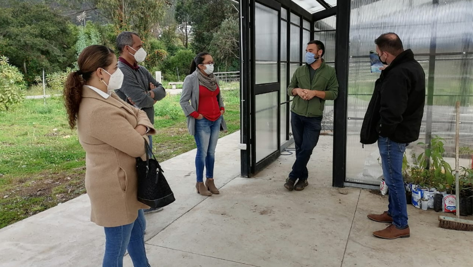 .Momentos en que los docentes de la UPS reciben una explicación del funcionamiento del Jardín Botánico de Cuenca.