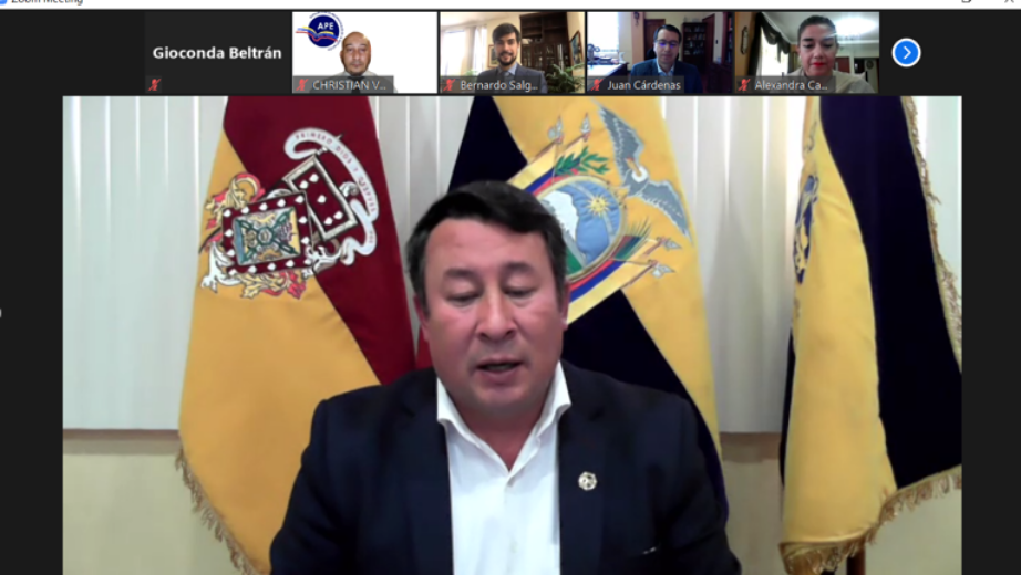 Presentación del evento y particularidades del convenio por Fernando Solórzano, Director de las carreras de Educación y promotor del evento.