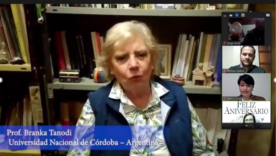 La profesora Branka Tanodi, enviando un saludo a sus similares en Ecuador.