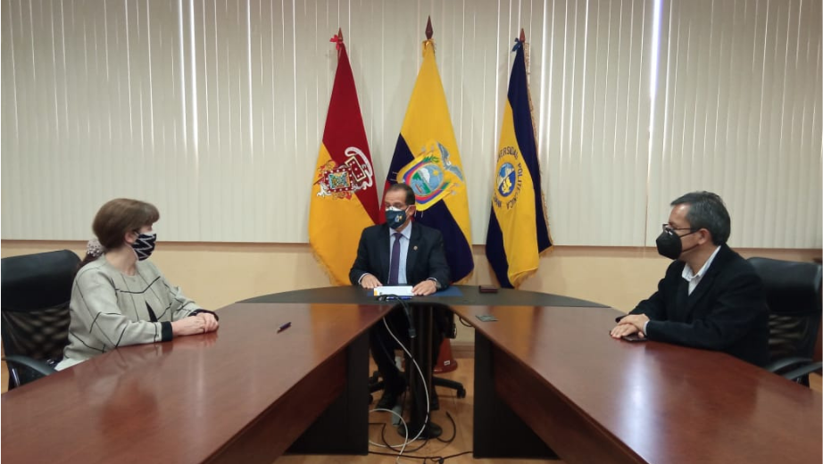 Imagen de los asistentes a la firma del convenio. Al centro el señor Vicerrector de Sede. A la derecha funcionarios de la UPS y a la izquierda funcionarias del Municipio de Gualaceo.
