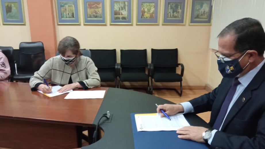 Momento de la firma del convenio. Por parte de la UPS el Dr. Fernando Moscoso, Vicerrector de la Sede y de parte del Consejo Cantonal de Protección de Derechos, Cecilia Ulloa