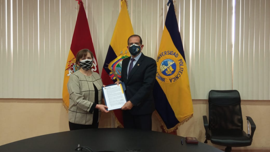 Firma del convenio realizado junto a los representantes de las dos instituciones