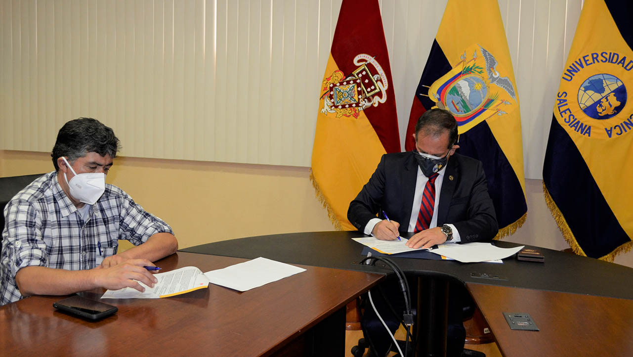 Momento de la firma del convenio entre Bolívar Barriga y Fernando Moscoso Merchán