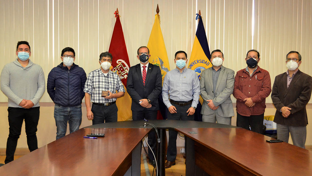 Autoridades de la UPS sede Cuenca y del Colegio de Ingenieros Mecánicos del Azuay