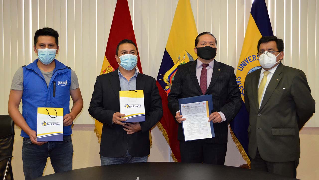 Entrega de presentes a los representantes del GAD Parroquial de Sayausí