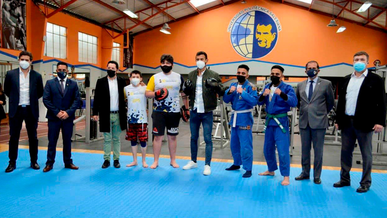 Estudiantes de la carrera de Pedagogía de la Actividad Física y Deporte junto al Ministro del Deporte (c) en el gimnasio universitario