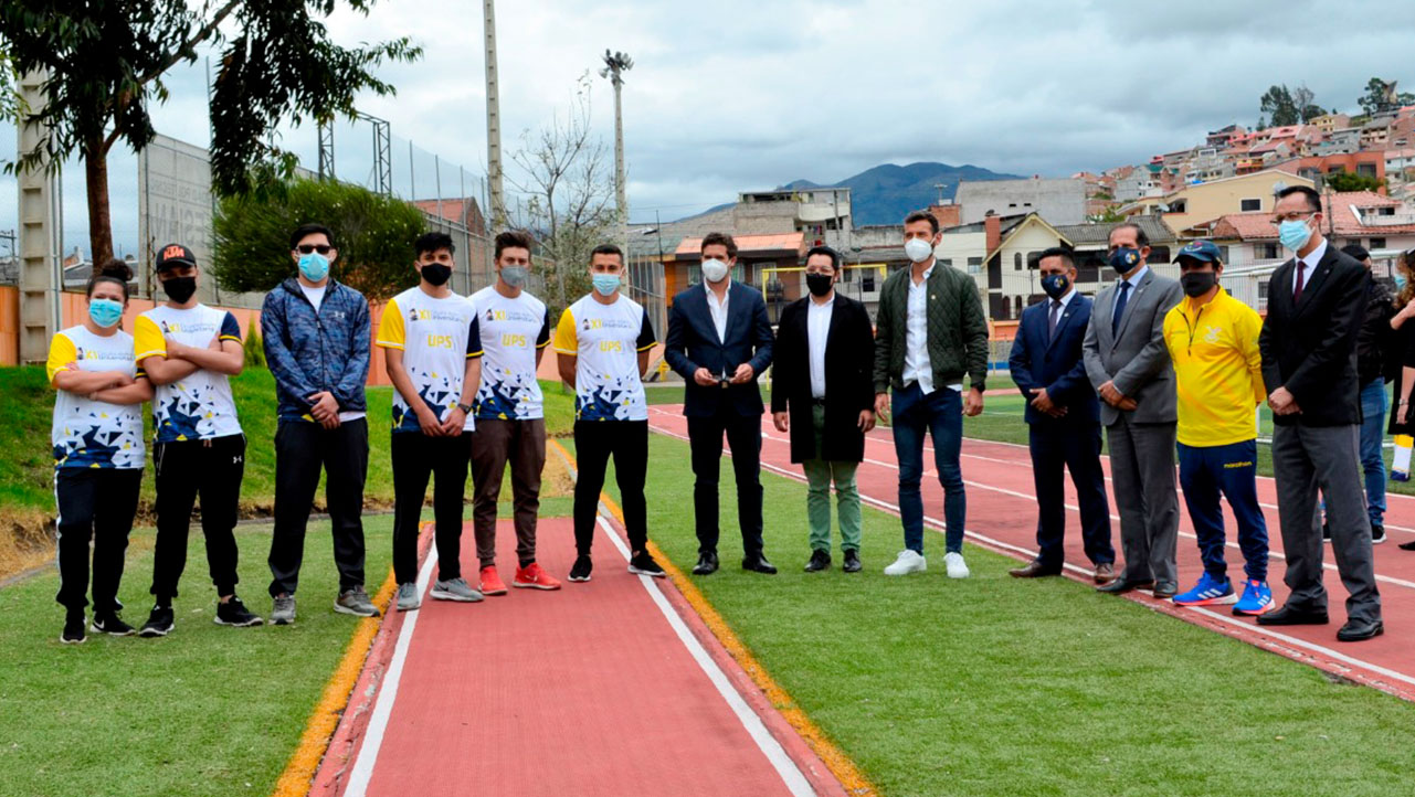 Estudiantes de la carrera de Pedagogía de la Actividad Física y Deporte en la pista de atletismo