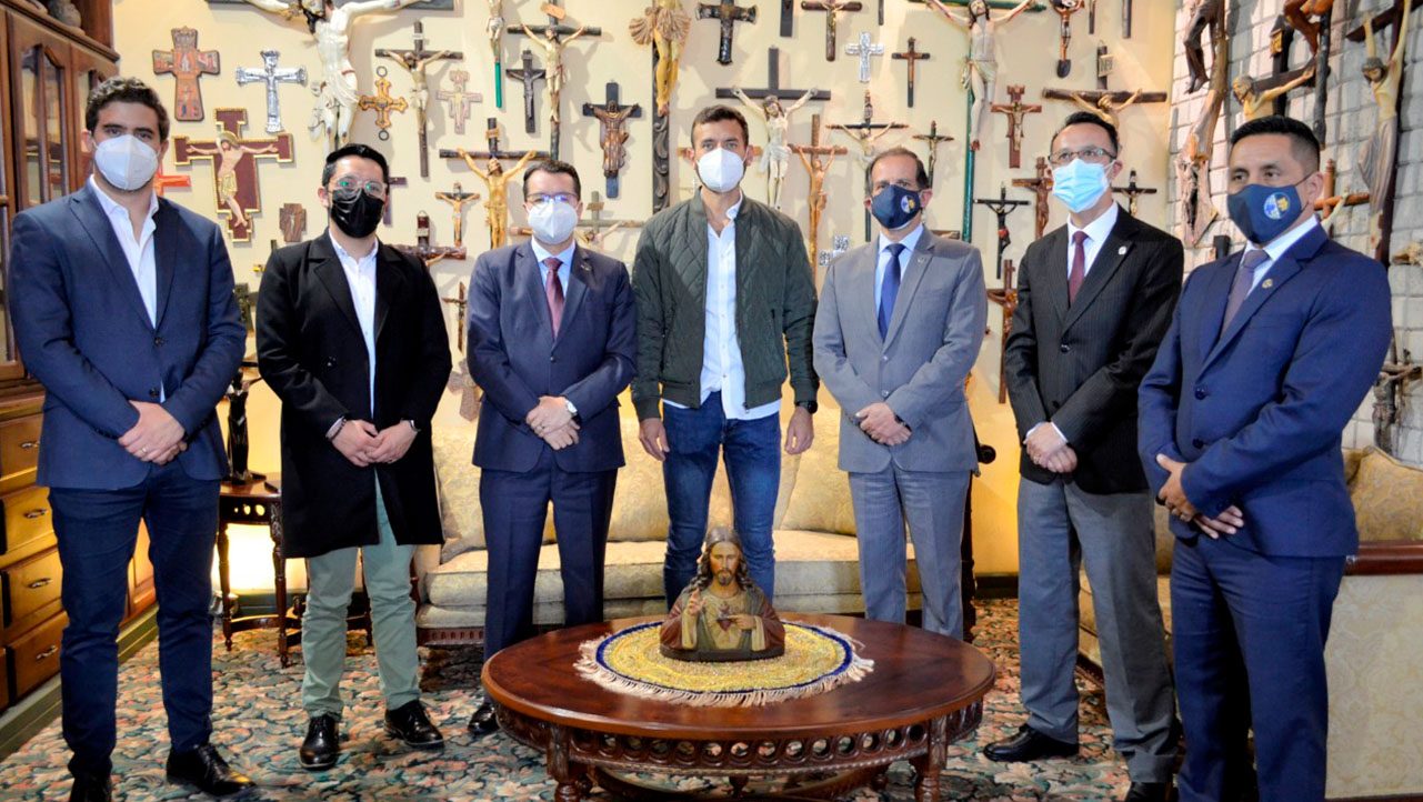 El Ministro del Deporte (c) junto a las autoridades de la UPS en la Sala de las Cruces del Rectorado