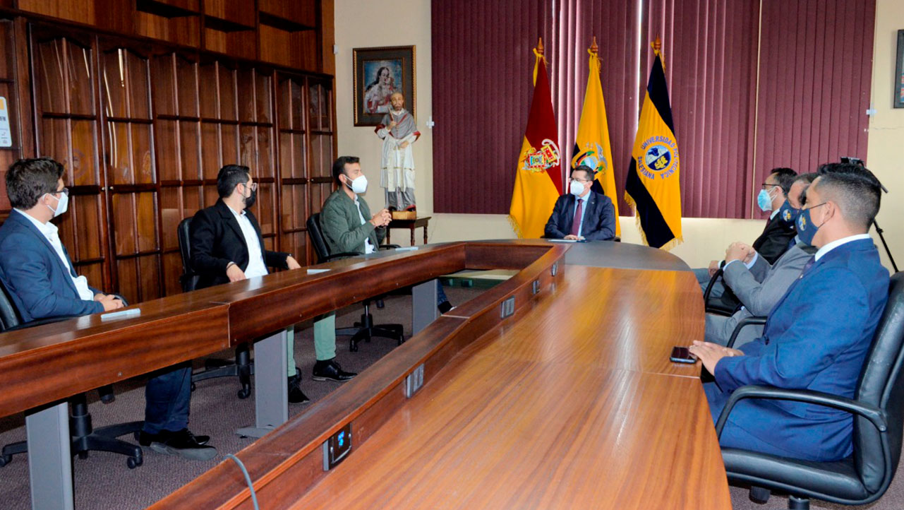 Reunión entre el Ministro del Deporte, Sebastián Palacios y el Rector de la UPS, P. Juan Cárdenas