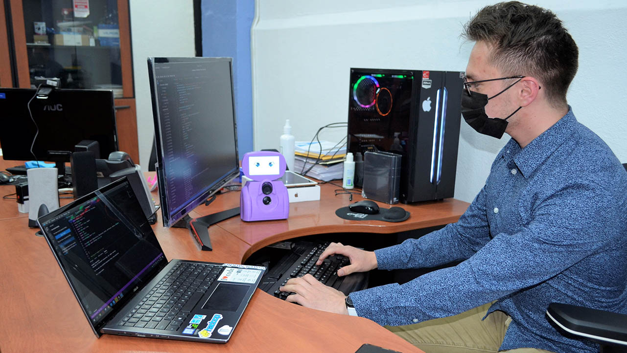 Santiago Berrezueta ex alumno de la UPS realizando su tesis doctoral en la Cátedra UNESCO