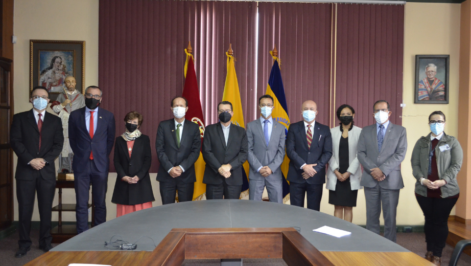 Embajada de Francia firma convenio con la Cátedra Unesco en la sede Cuenca