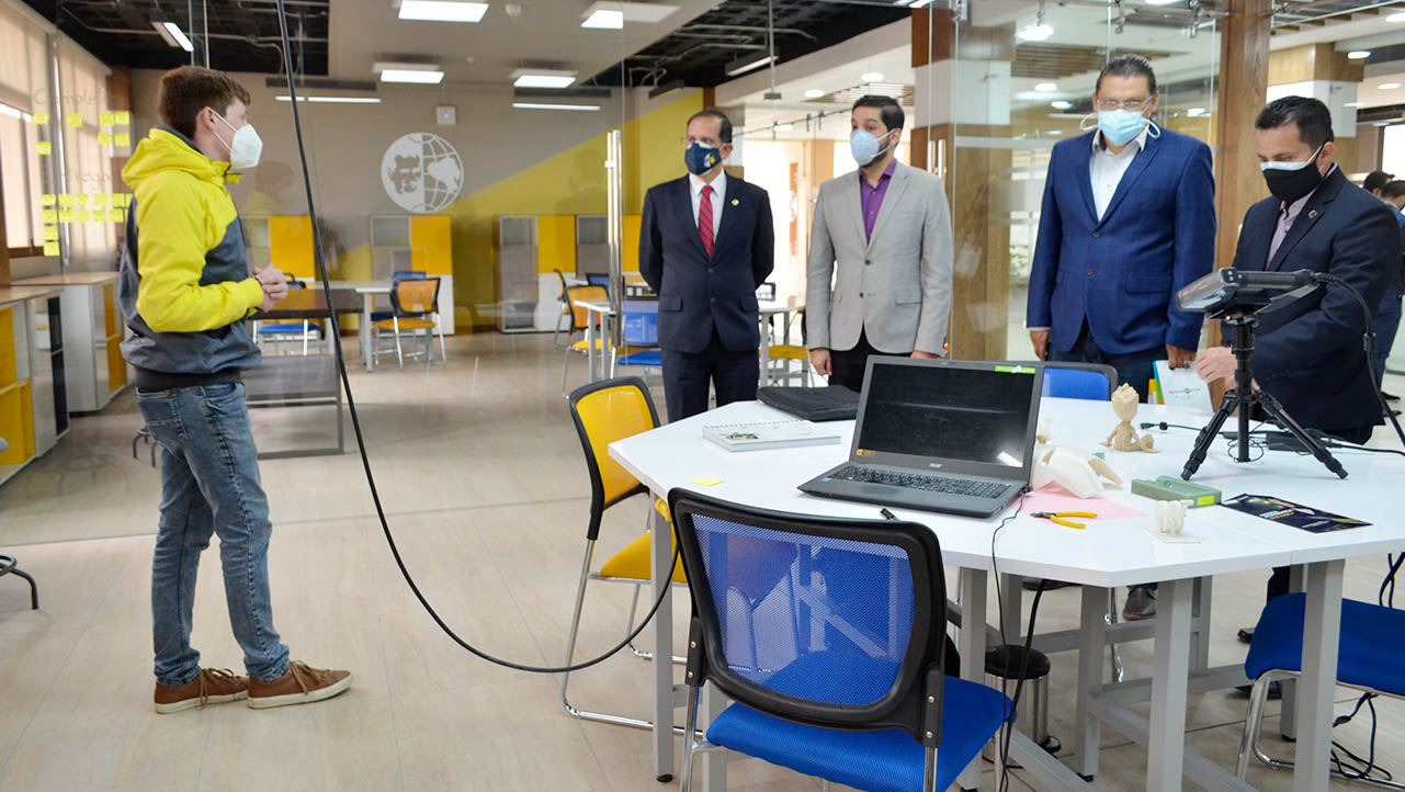 Visita al laboratorio Start Labs de la sede Cuenca ubicado en el edificio P. Juan Bottasso