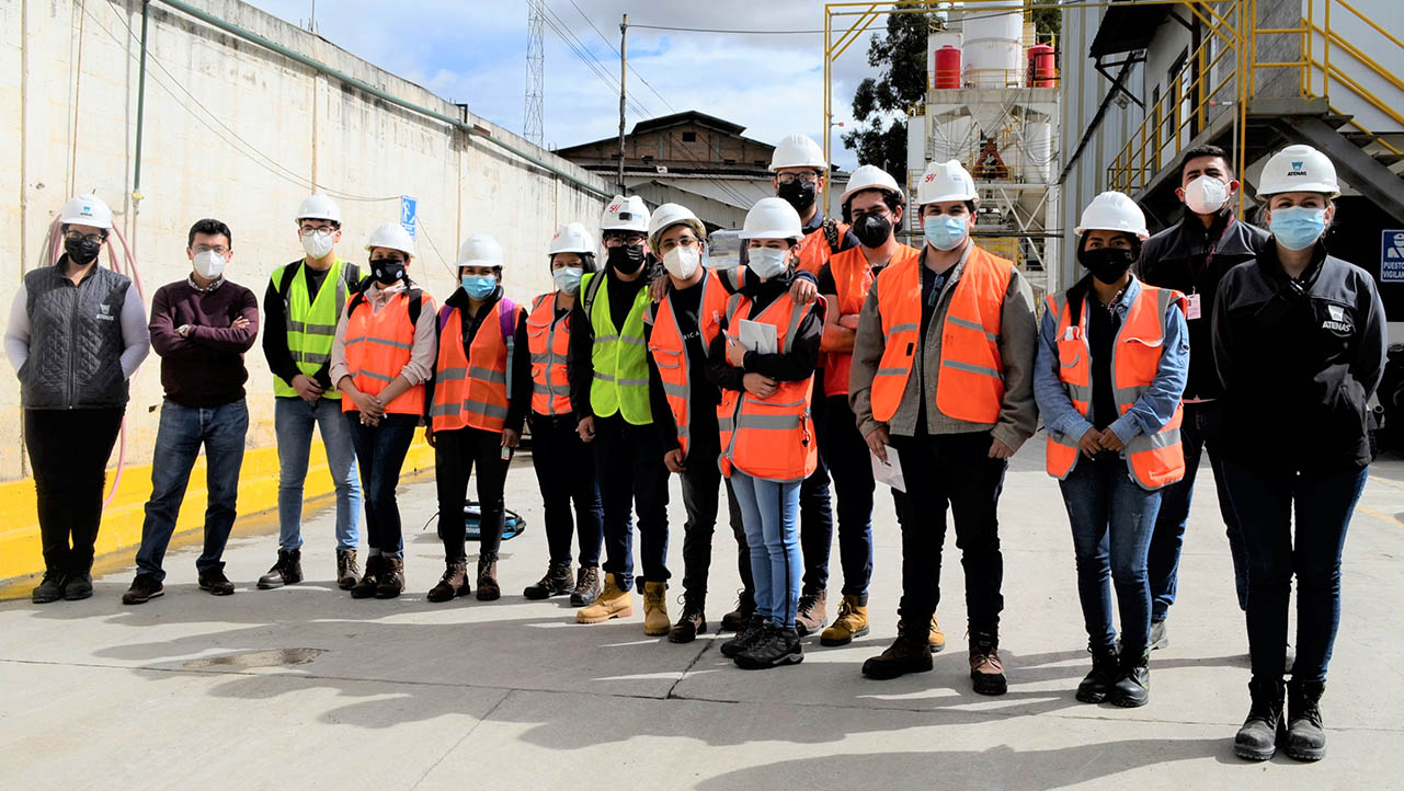 Personal técnico de Empresa de Cemento Atenas impartiendo instrucciones antes del ingreso a la planta productora