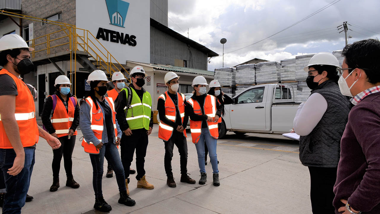 Personal técnico de Empresa de Cemento Atenas impartiendo instrucciones antes del ingreso a la planta productora
