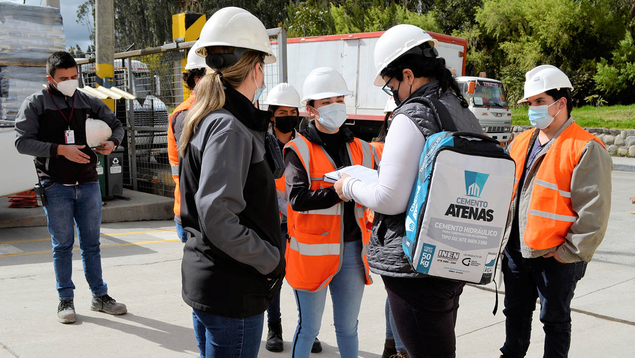 Estudiantes acompañados del personal de Empresa de Cemento Atenas
