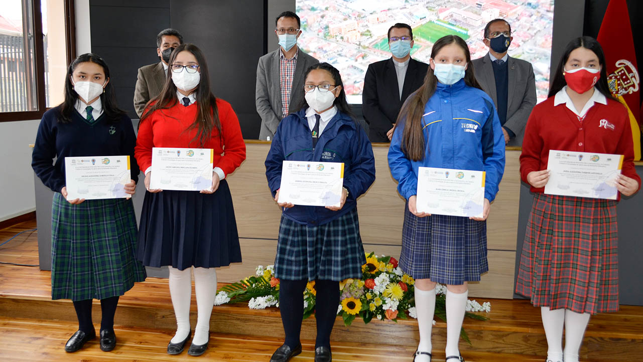 Estudiantes de bachillerato reciben un certificado por haber colaborado en la 8va edición de la revista Juventud y Ciencia Solidaria
