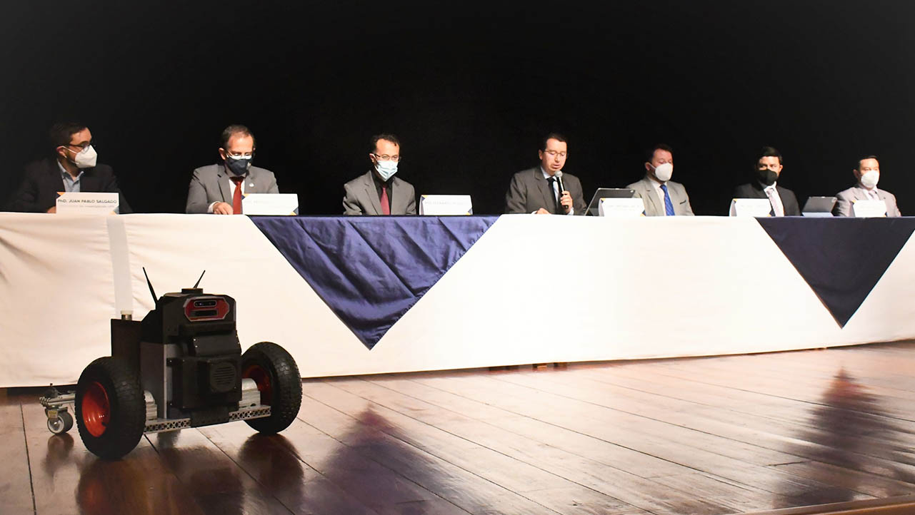 Mesa directiva durante la rueda de prensa brindada a los medios de comunicación