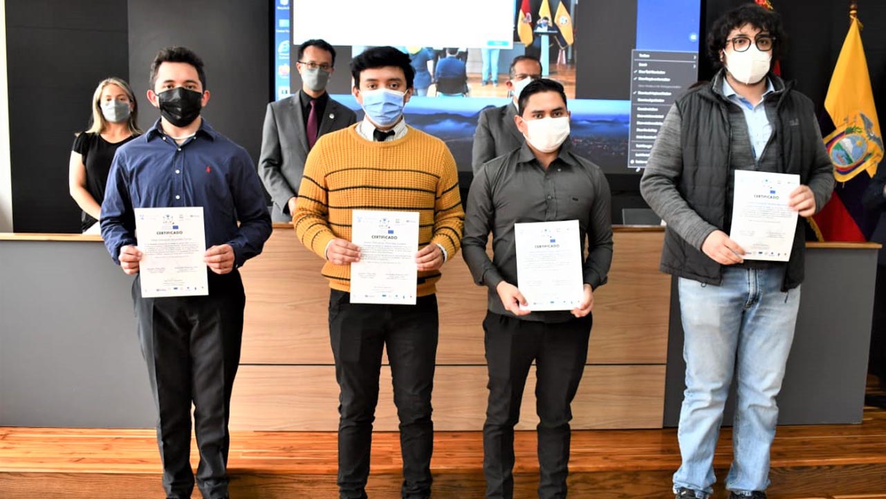 Estudiantes de la sede Cuenca recibiendo sus certificados