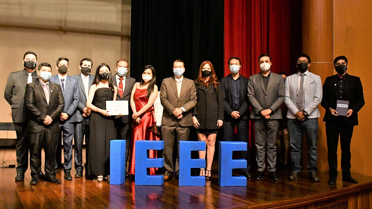 Rama IEEE de la sede Cuenca durante la celebración de su XV Aniversario