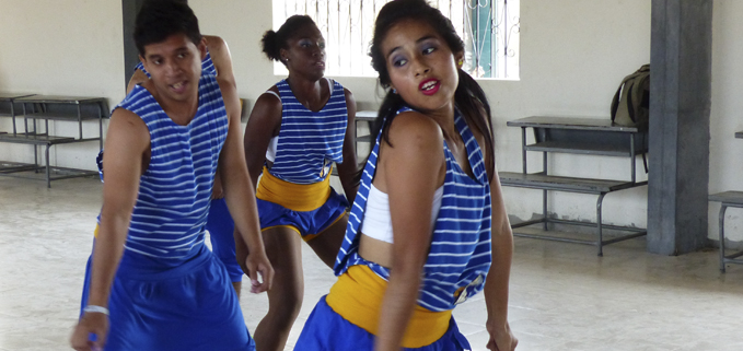 Cheerleader en barrio Nigeria