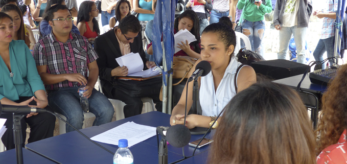 Estudiante de la carrera realizando practicas de locución