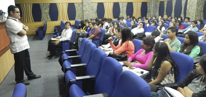 Ing. Hidalgo dando la charla