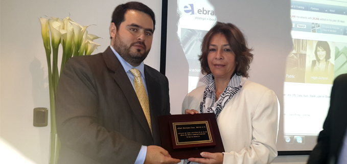 Mara Tamayo recibiendo el premio