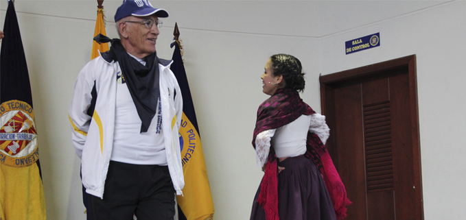 Padre Javier Herrán, rector de la UPS, en la fiesta de mama Margarita