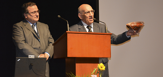 Padre  Javier Herrán - rector de la UPS Entrega una Mucagua por el cuadragésimo aniversario de Abya Ayala.