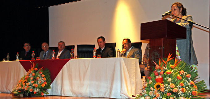 Autoridades durante el lanzamiento del libro