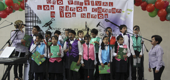 niños cantan a los niños