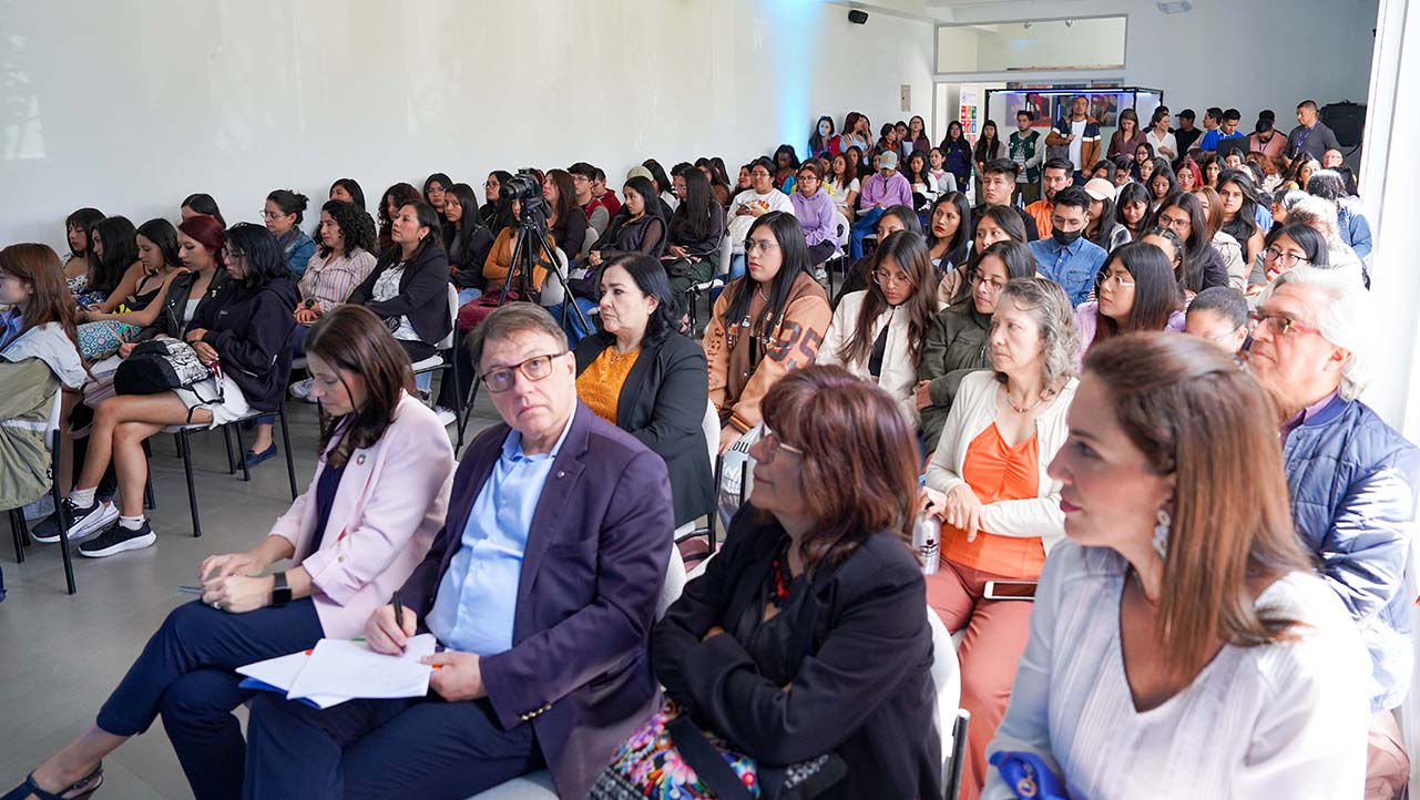 Estudiantes, docentes y público invitado en el conversatorio