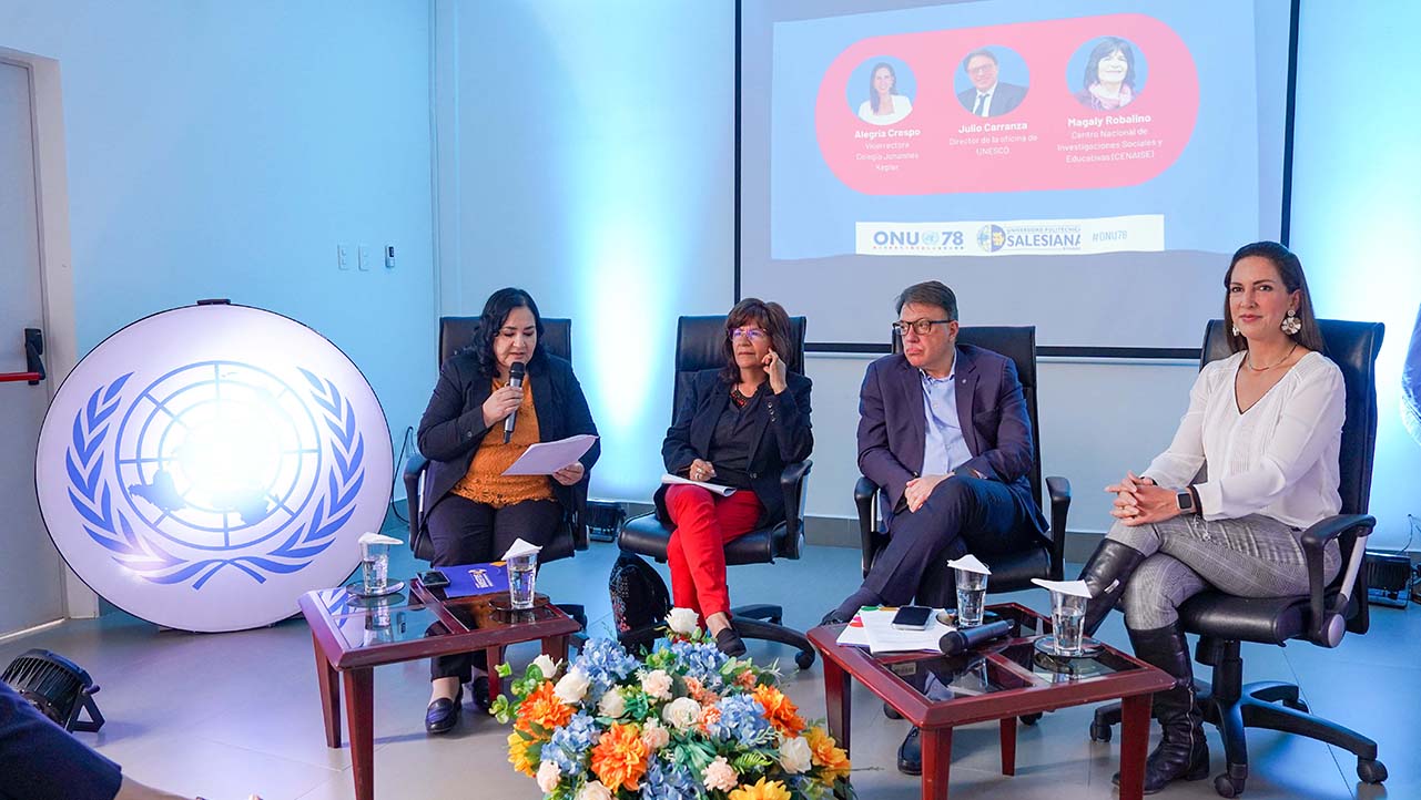 Expositores en el auditorio Mons. Leonidas Proaño de la sede Quito 