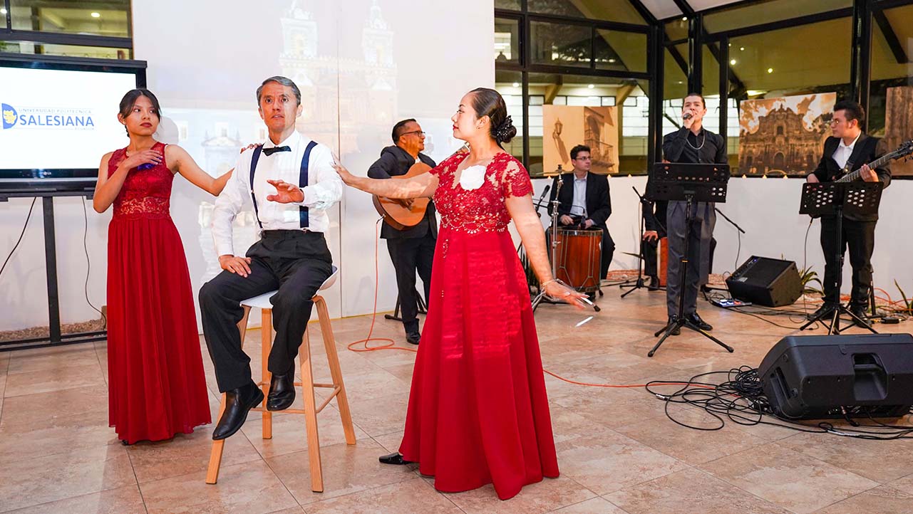 Grupo ASU de danza ecuatoriana en el Café Pasillo