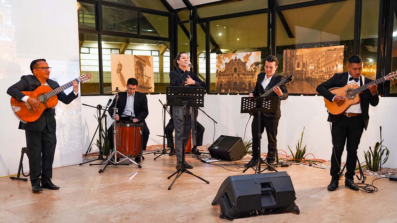 Grupo ASU de Música Tradicional en el campus El Girón