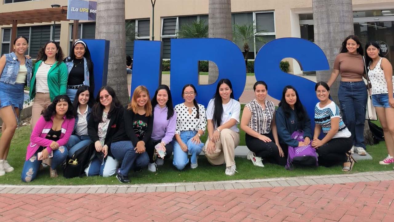 Estudiantes de nuevo ingreso durante su integración en la sede Guayaquil