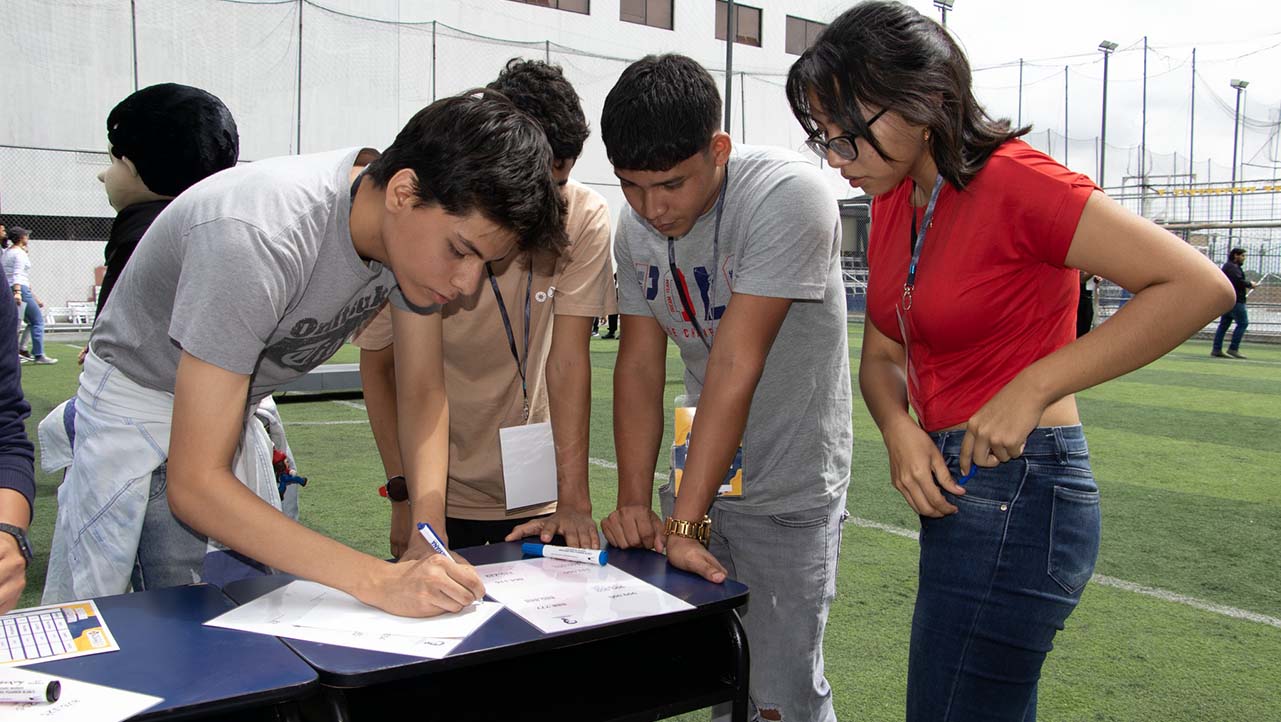 Estudiantes de nuevo ingreso durante su integración en la sede Guayaquil