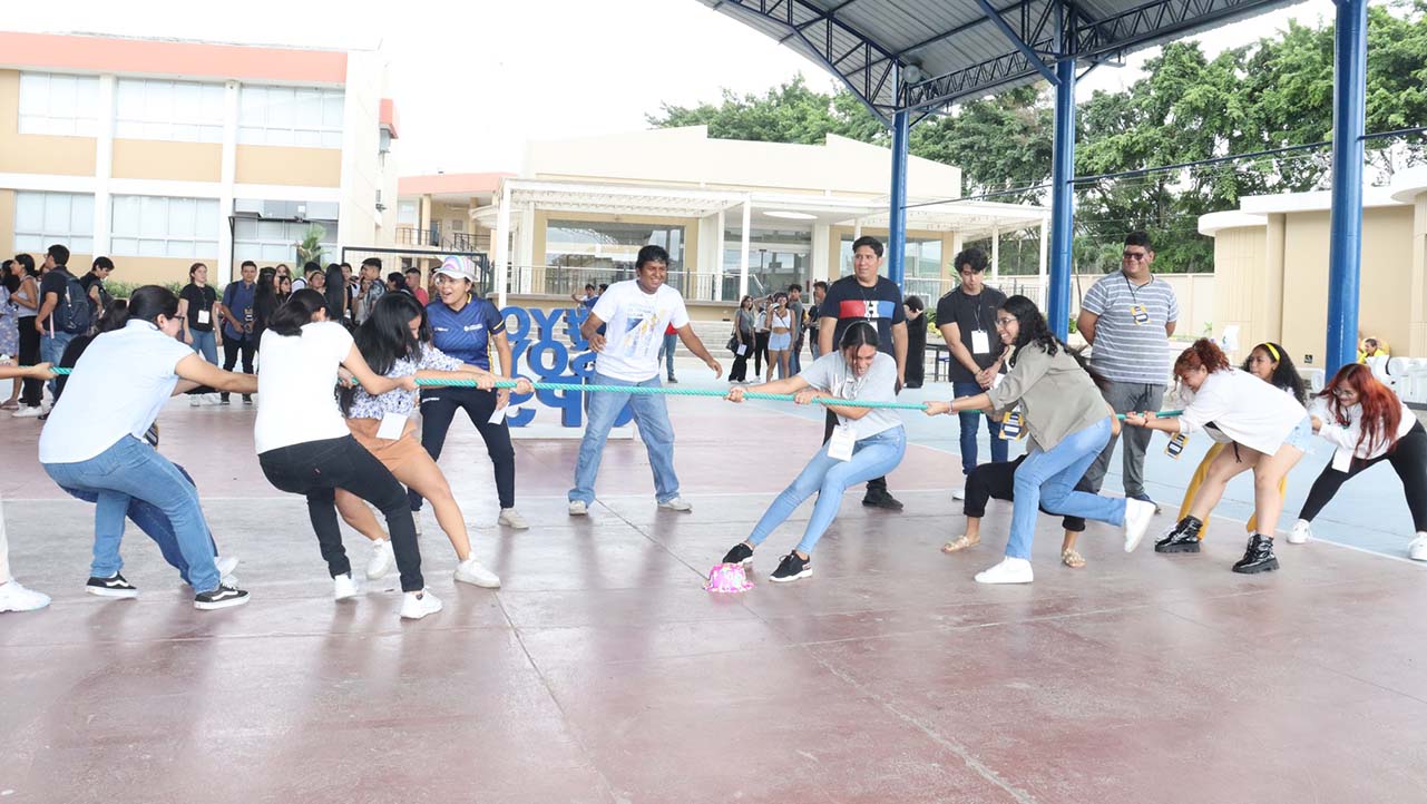 Estudiantes de nuevo ingreso durante su integración en la sede Guayaquil