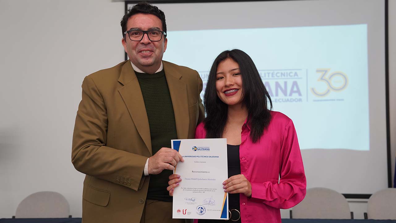  Estudiantes con los mejores promedios de la sede Quito durante el evento de reconocimiento organizado por Vicerrectorado y Bienestar Universitario