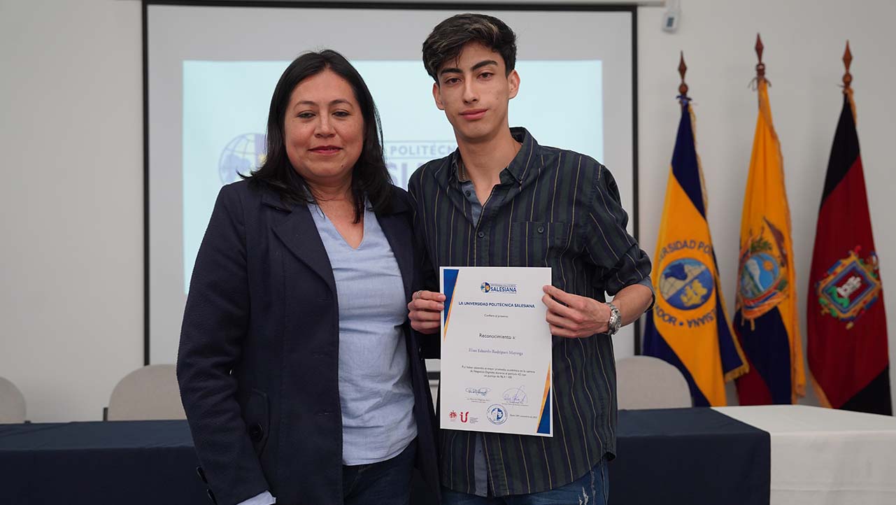  Estudiantes con los mejores promedios de la sede Quito durante el evento de reconocimiento organizado por Vicerrectorado y Bienestar Universitario