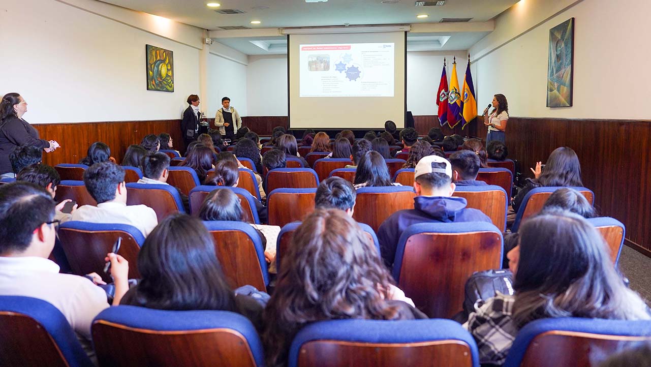 Paneles y participación de los estudiantes