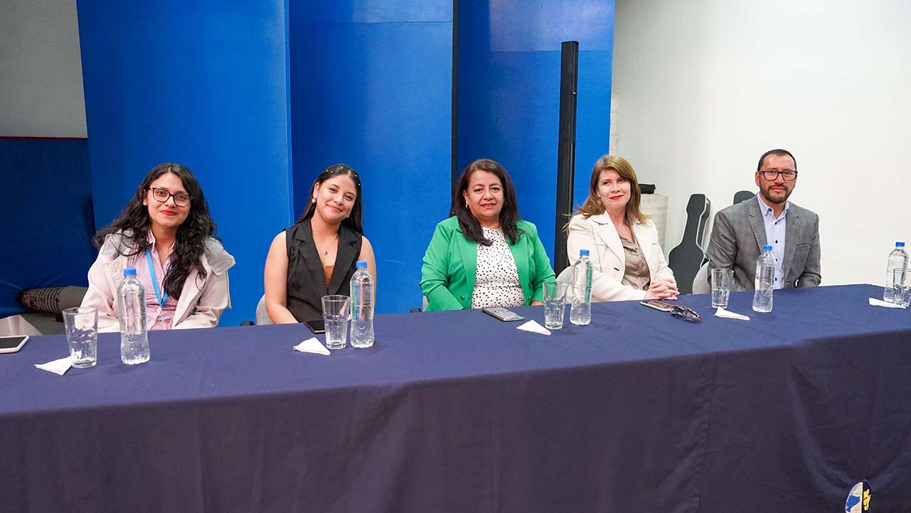 (De izq.) Nanny Bustos, Nathaly Miranda, Ximena Andrade, María Sol Villagómez y el P. Marcelo Coronel
