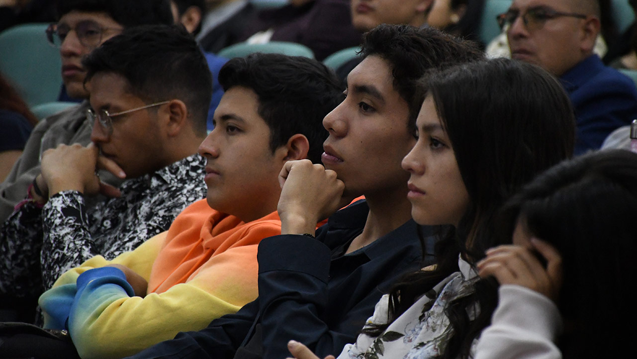 Estudiantes participan de la conferencia en Conmemoración De Los 15 Años De Vigencia De La Constitución Del 2008.