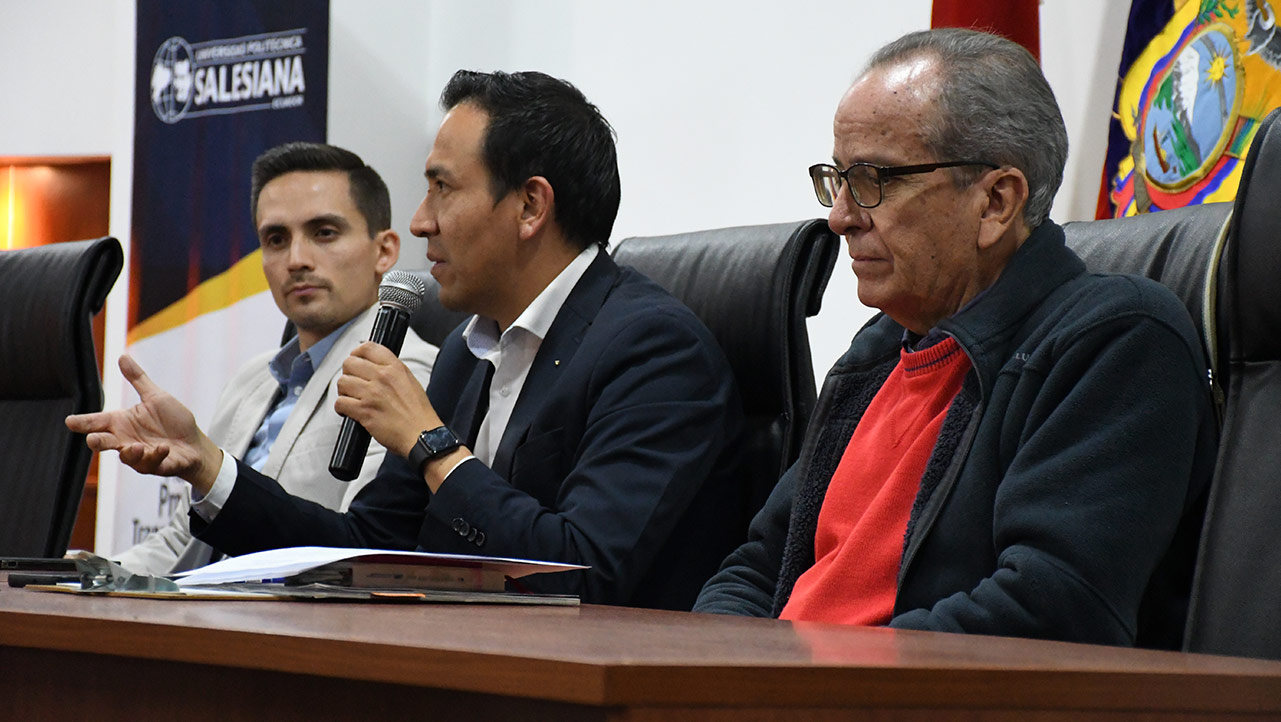 (Izq - Der) Dr. Juan Francisco Delgado Dr. Vicente Manuel Solano Paucay y Eco. Alberto Acosta ex Presidente de la Asamblea Constituyente.JPG